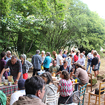 rassemblement autour d'un verger