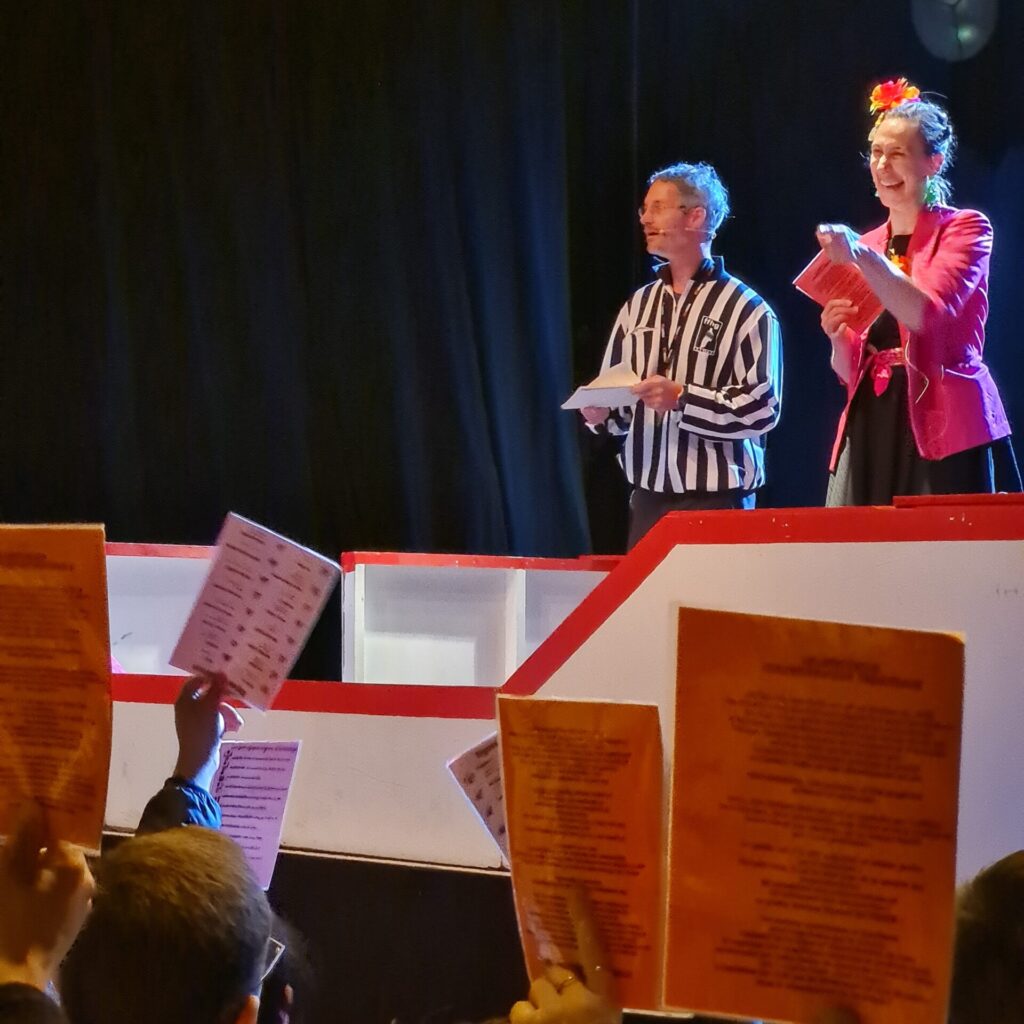 2 personnes sur la scène lors de la remise des prix 