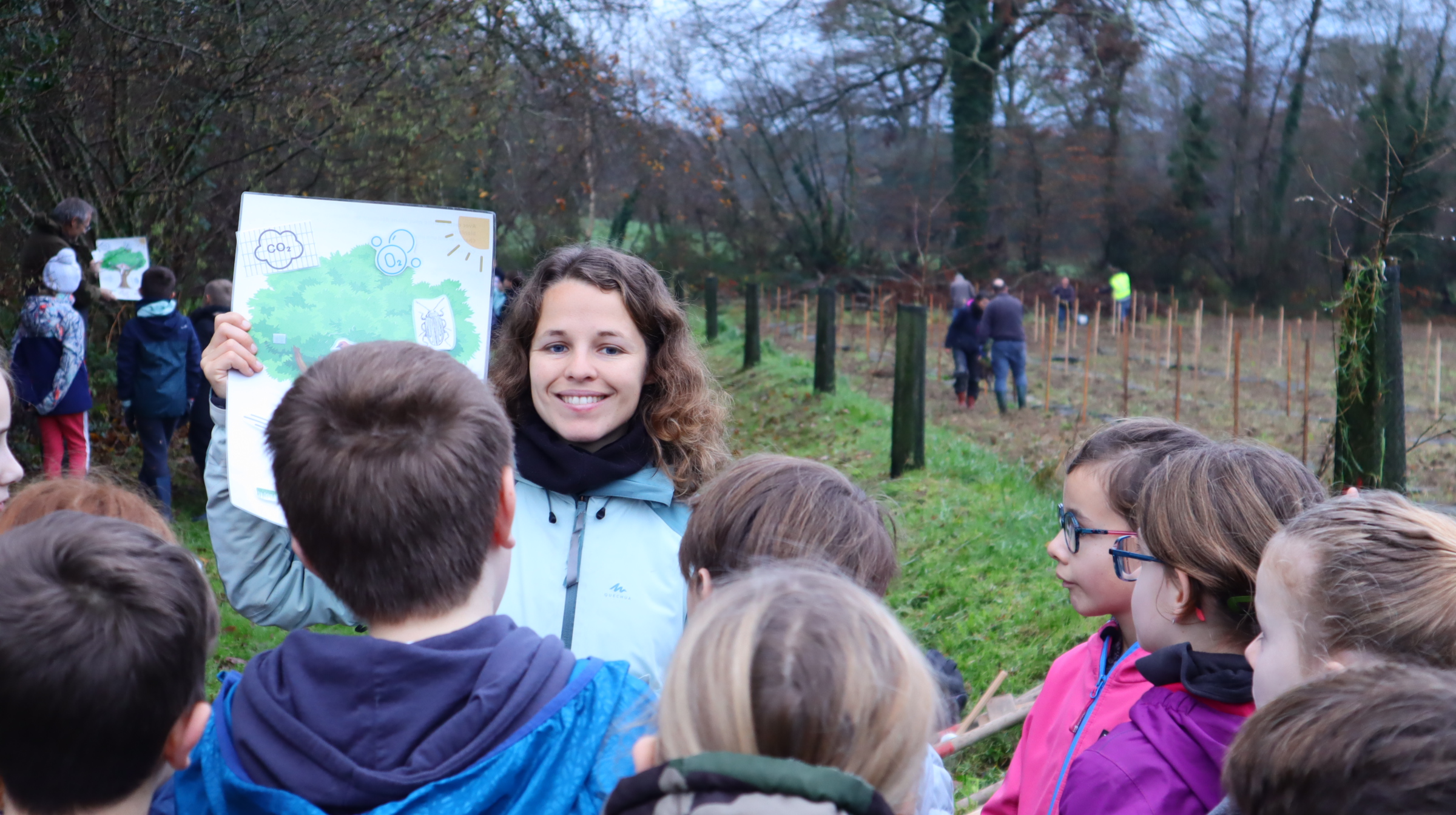 enfants qui participent à une animation autour de l'arbre